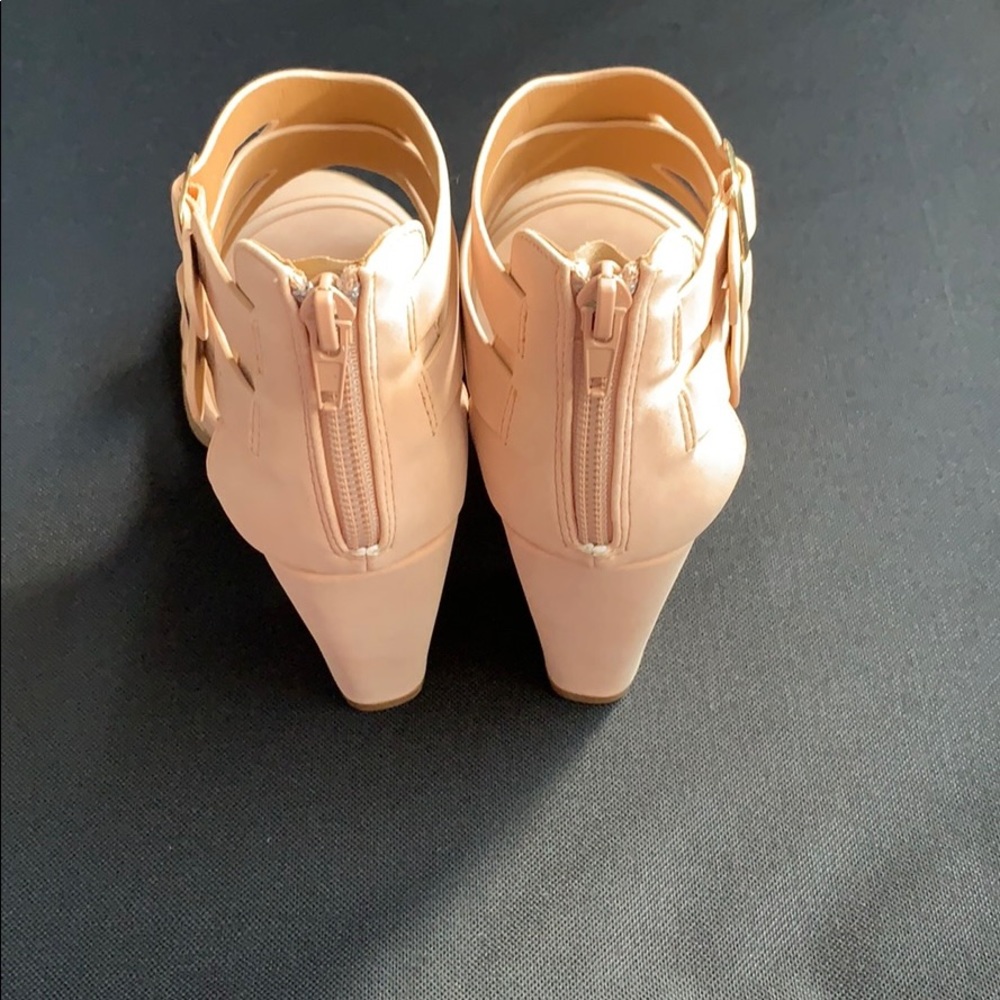 ❤️ Nude Block Heels ❤️ - Picture 2 of 8